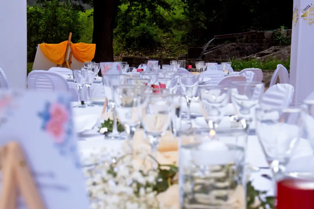 Table de réception dressée en extérieur, verrerie et bougies flottantes