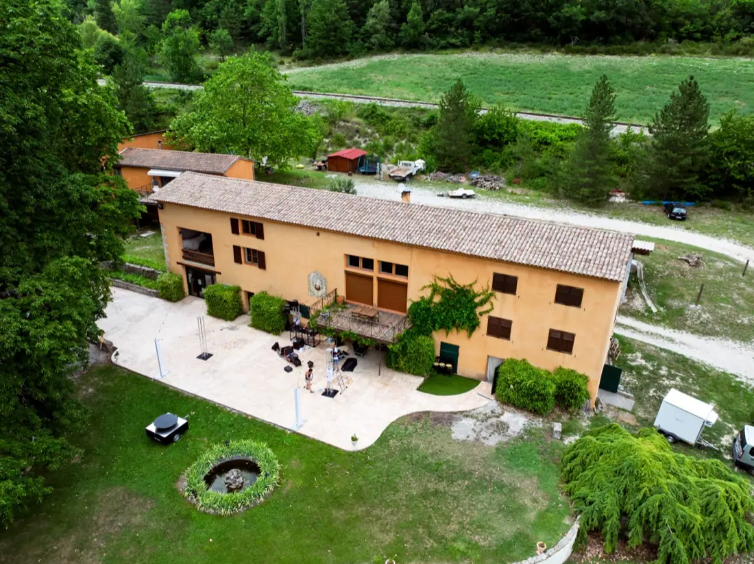 La cour et la terrasse du mas provençal du Domaine des Sources vues du ciel