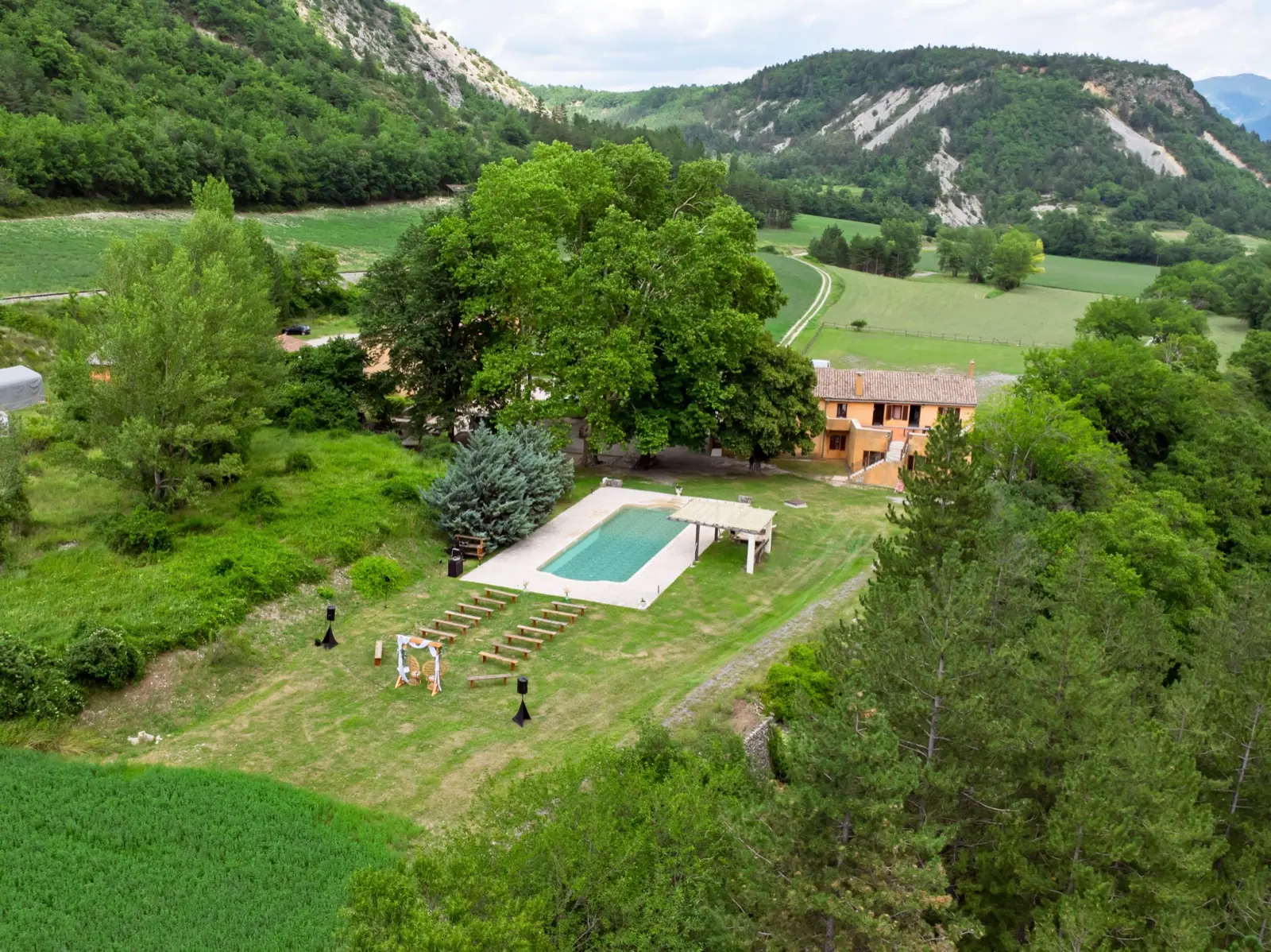 Vue d'ensemble du Domaine des Sources privatisé : mas, piscine et parc face aux montagnes