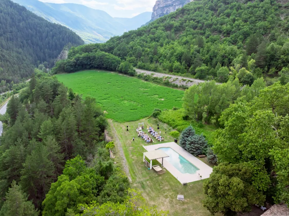 Le Domaine des Sources vu du ciel, niché dans une vallée boisée de Haute-Provence