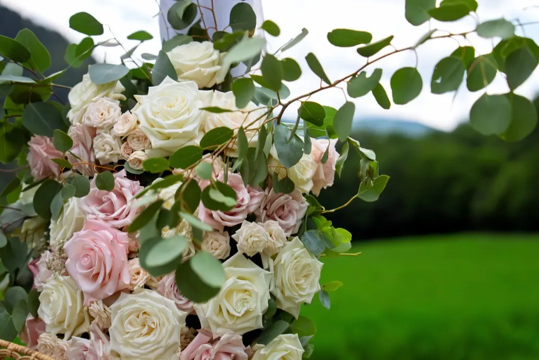 Bouquet de roses blanches et poudrées, décor de la cérémonie de mariage
