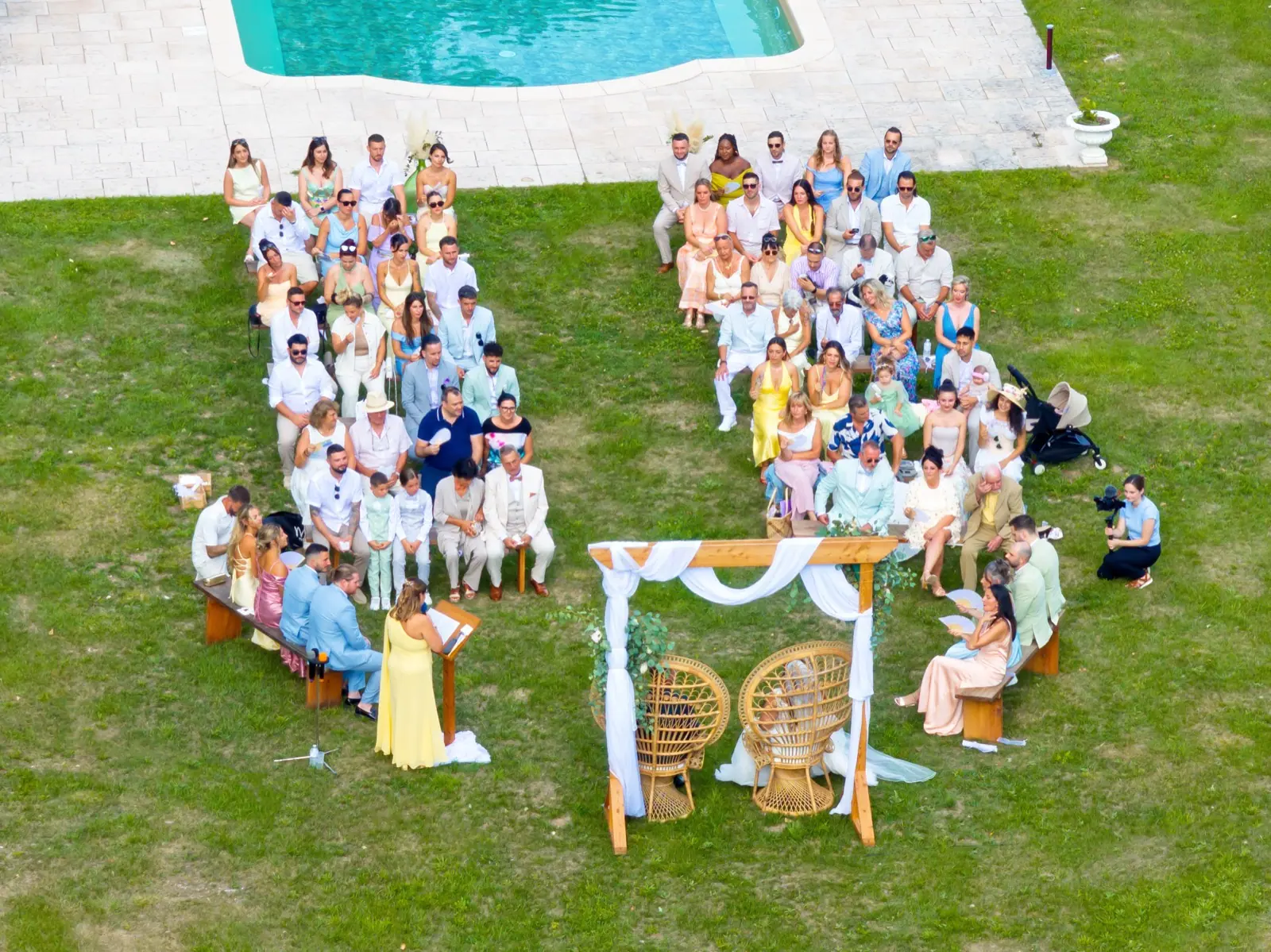 Cérémonie de mariage au crépuscule au Domaine des Sources, vue du ciel