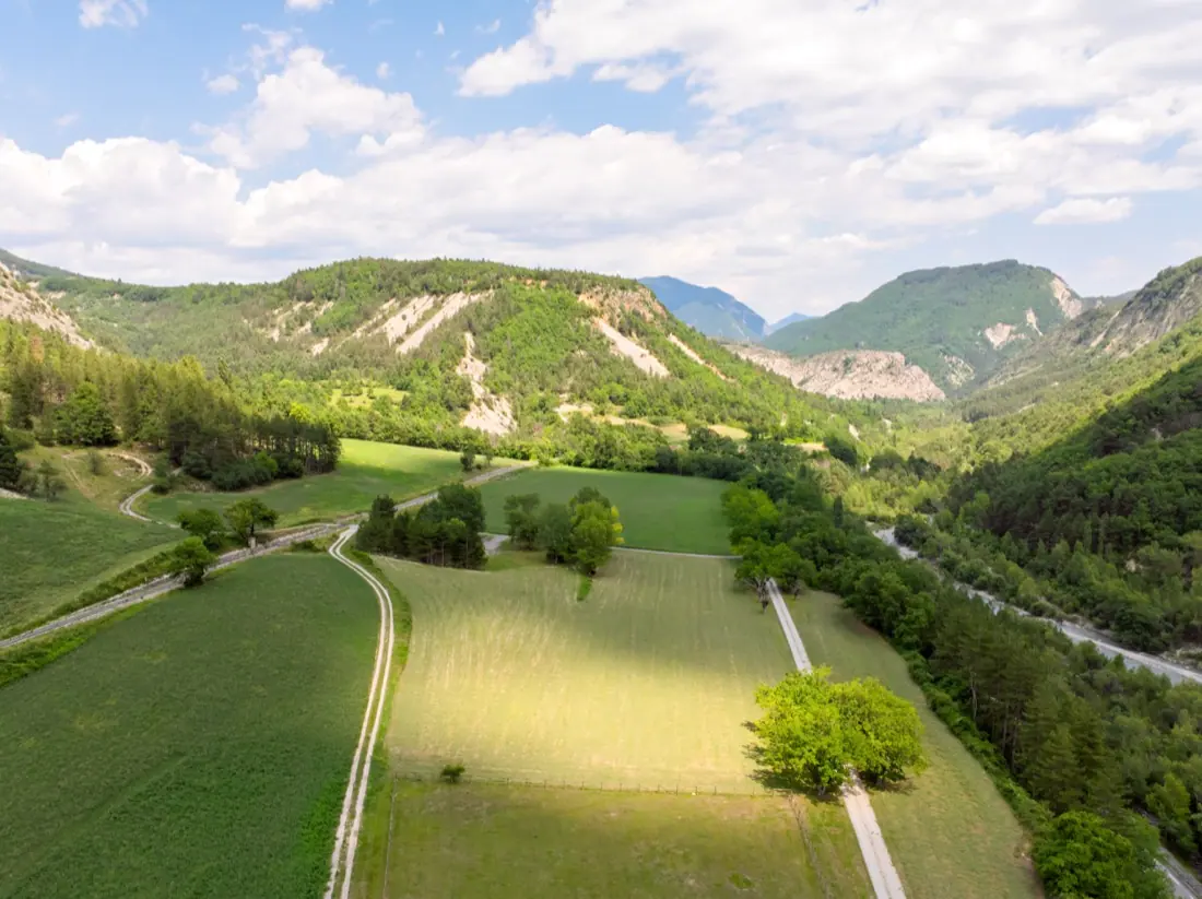 La vallée verdoyante et le ciel d'été autour du Domaine des Sources