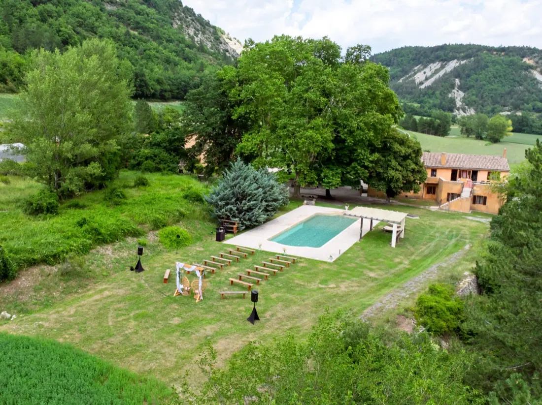 Piscine et espace cérémonie du domaine face aux montagnes de Haute-Provence