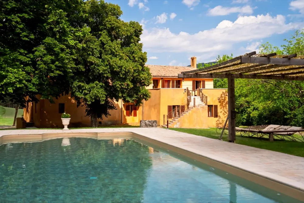 Piscine et mas provençal du Domaine des Sources privatisé en été