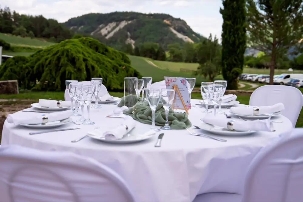Table de réception dressée face aux montagnes pour une soirée privée au Domaine des Sources