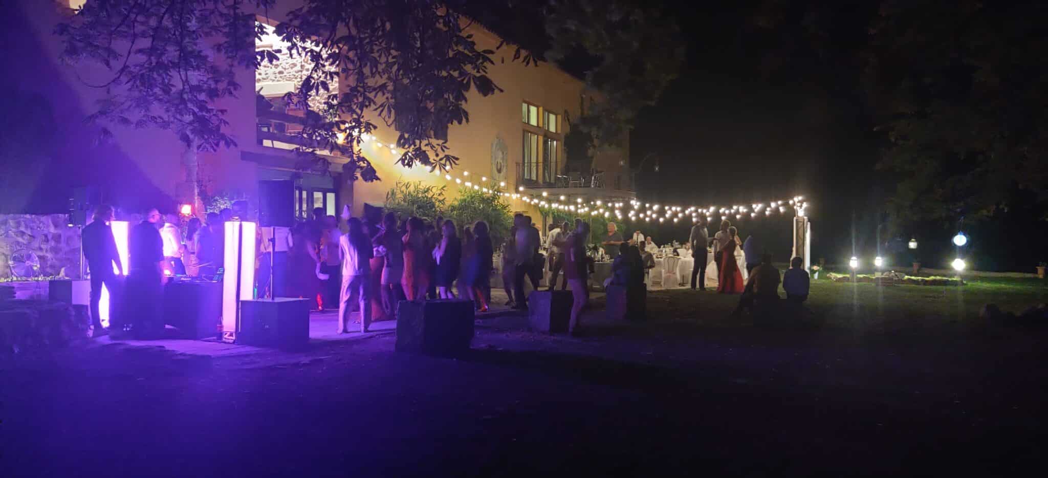 Ambiance de fête en soirée au Domaine des Sources