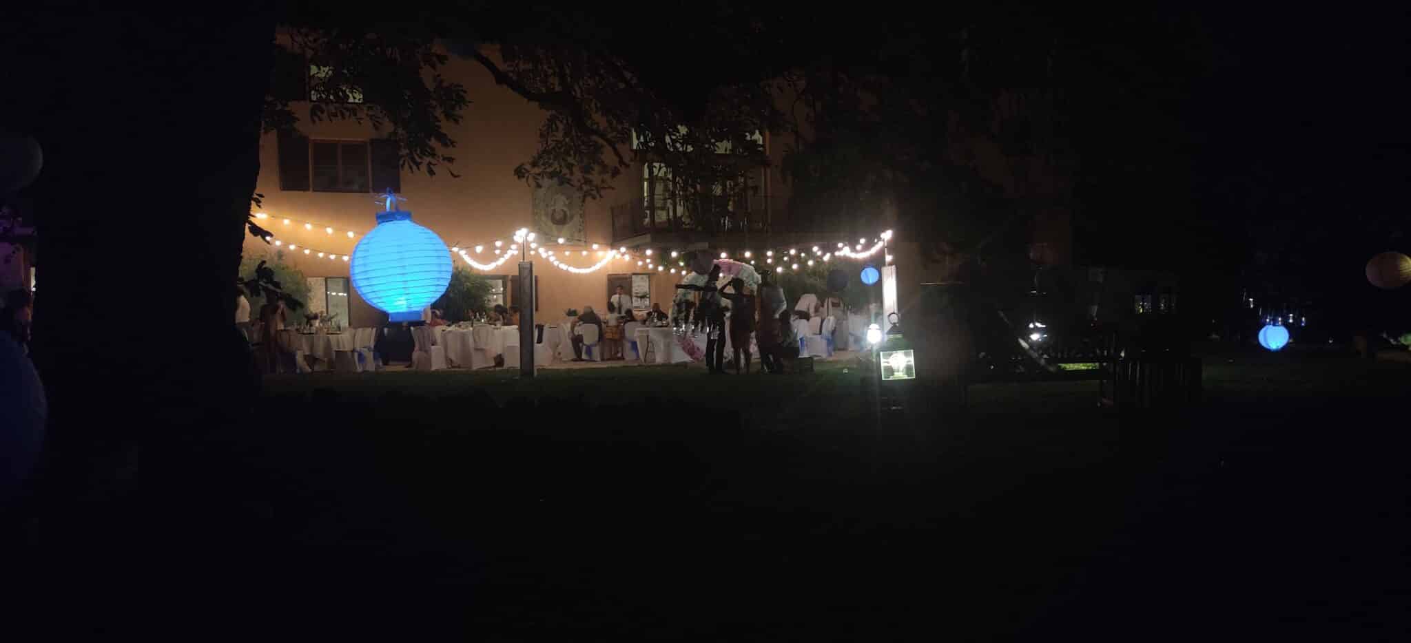 Fin de soirée, lumières et convivialité au domaine