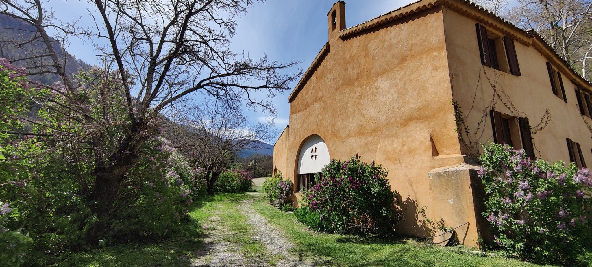 Vue sur le jardin depuis un gîte du domaine