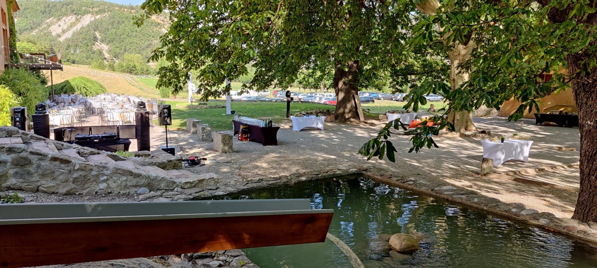 La cour intérieure du domaine en lumière dorée