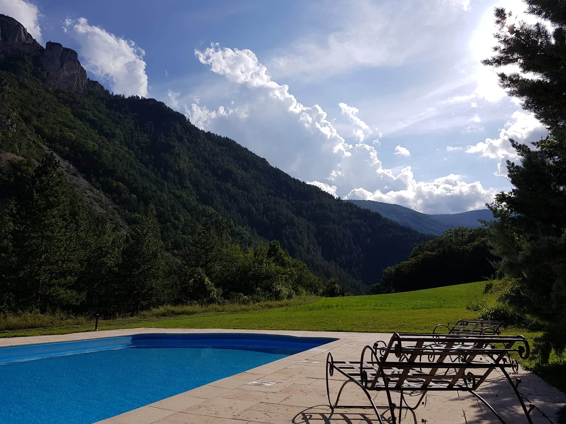 Piscine de 20 mètres avec vue sur les collines, mariage à Monaco, Domaine des Sources