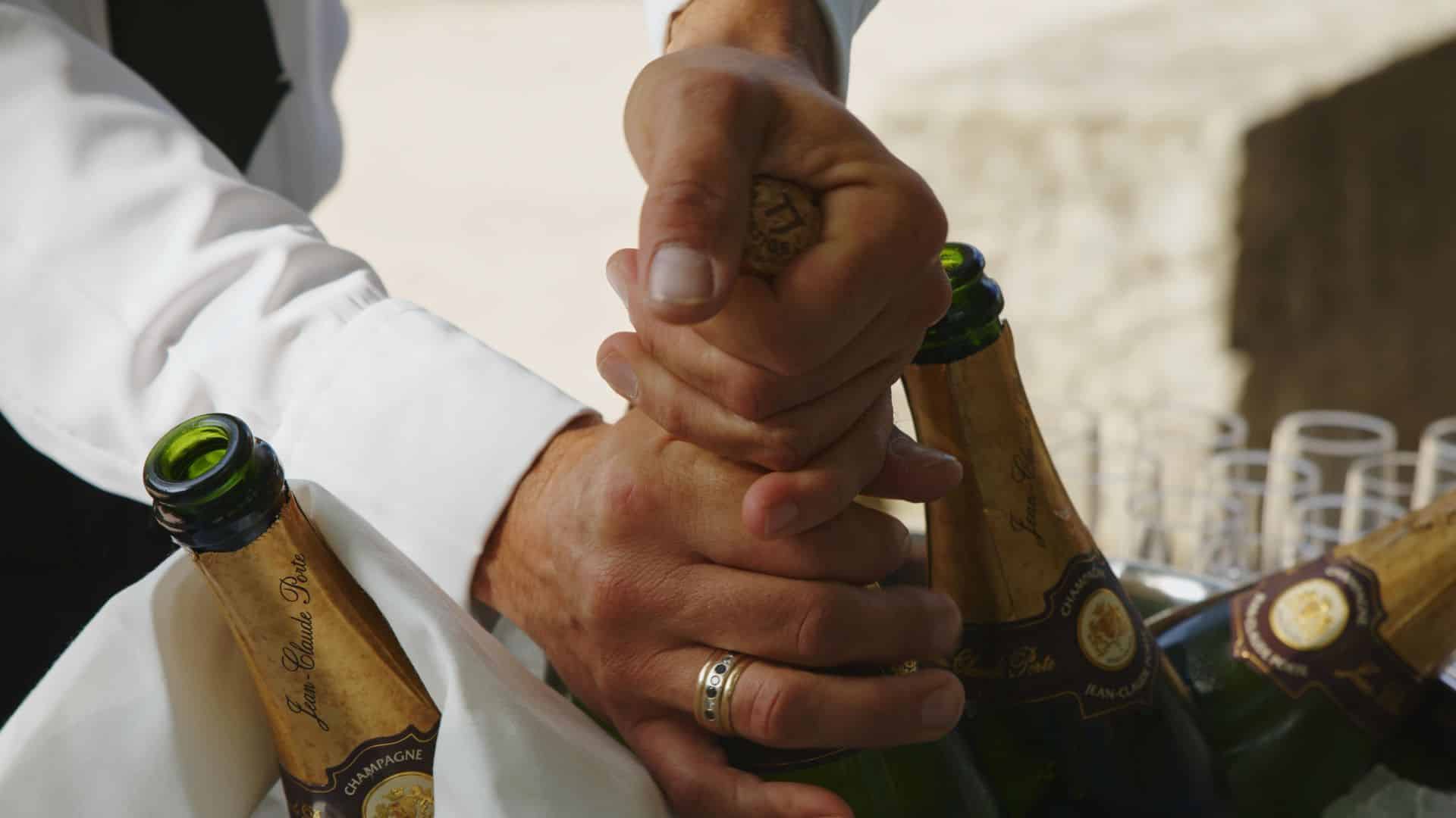 Sabrage du champagne pour les mariés