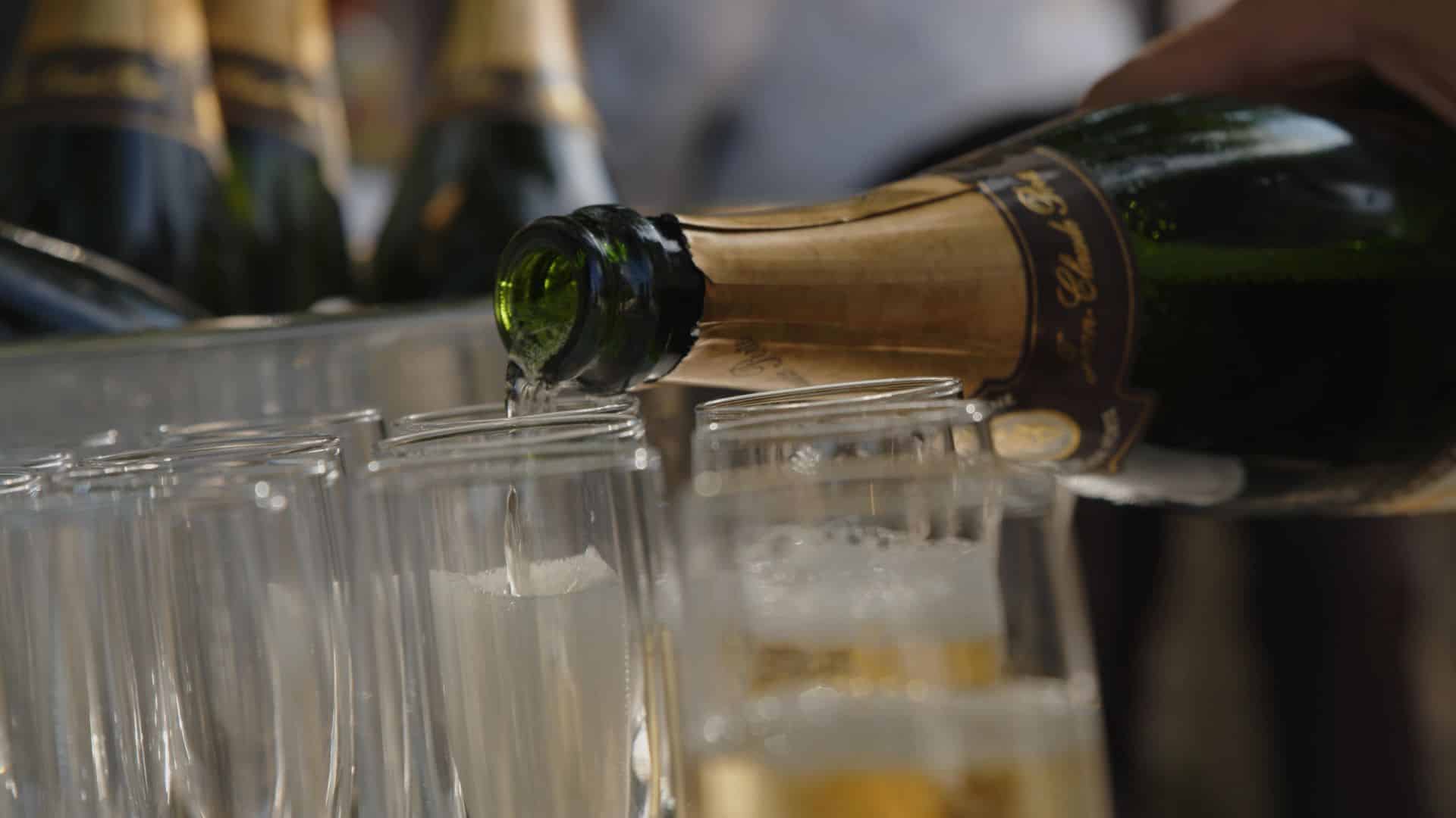 Les invités réunis pour la cérémonie en plein air