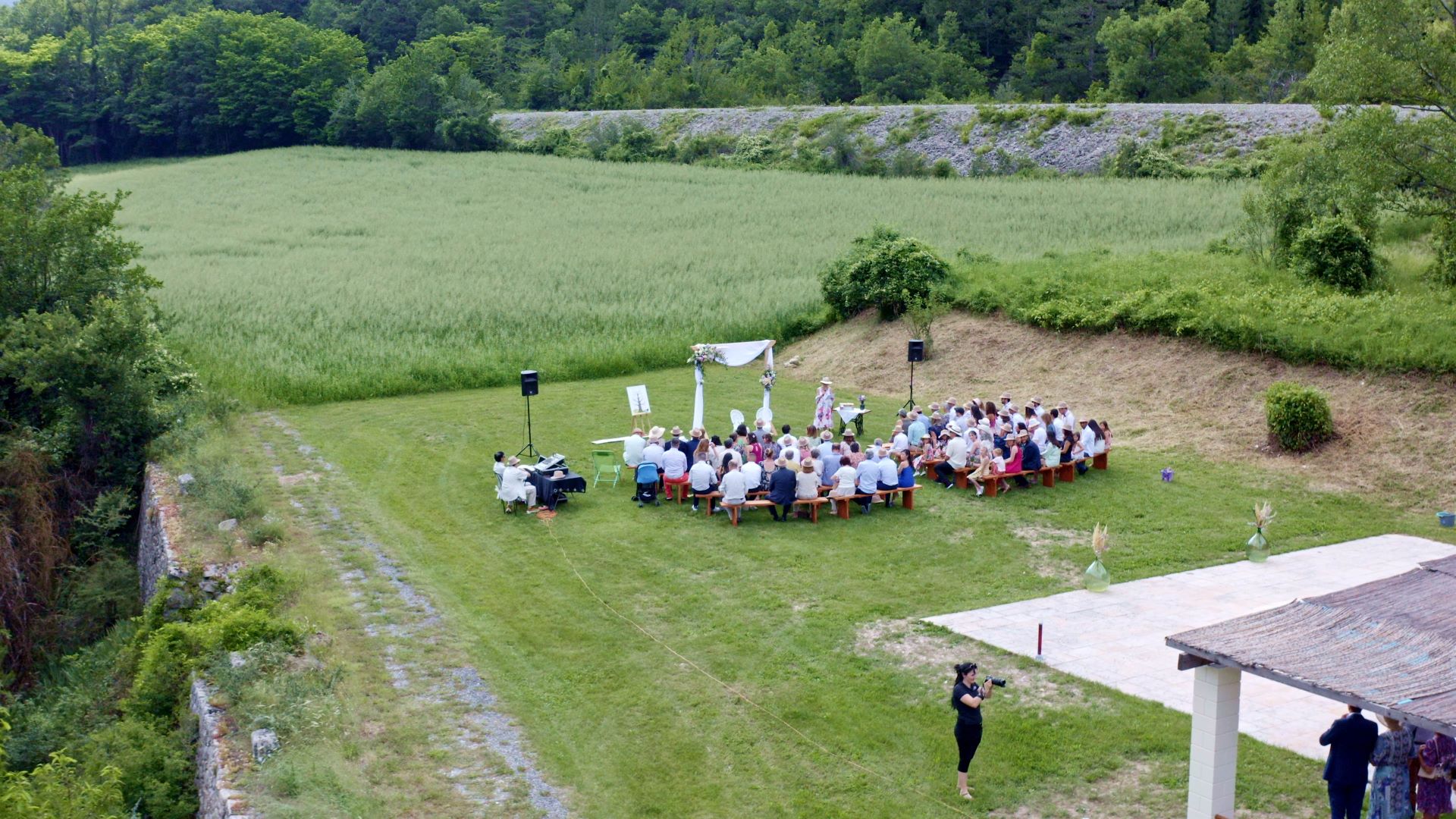 Décoration florale naturelle pour une cérémonie champêtre
